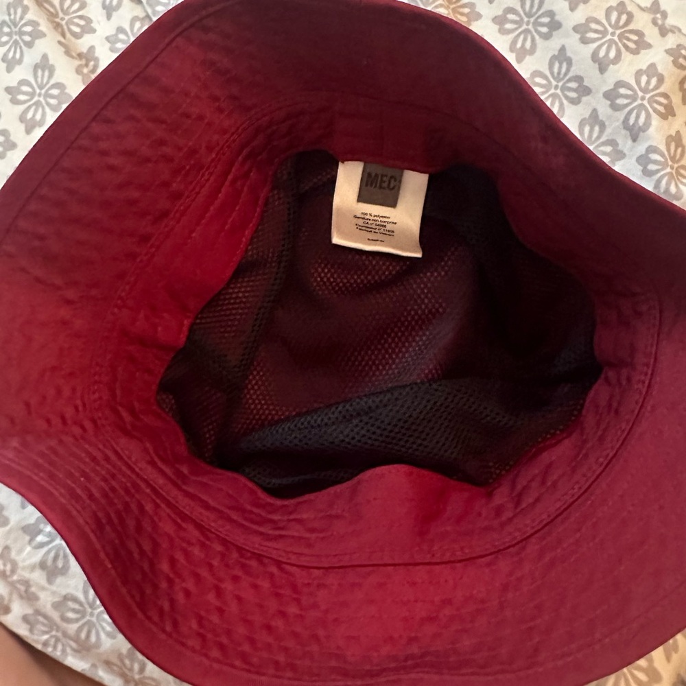 MEC red Bucket hat - Picture 2 of 3